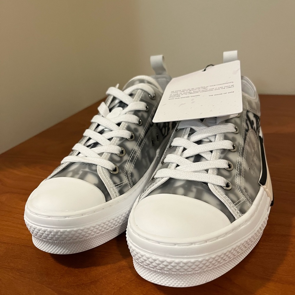 Authentic shoe available, complete with original box and tags. Size 39 for women